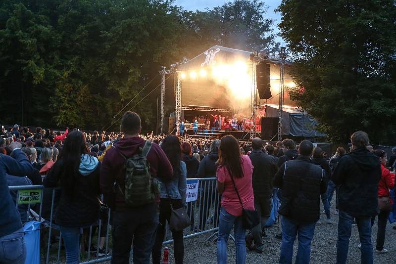 Z koncertu kapely Lucie v přírodním amfiteátru na Konopišti.