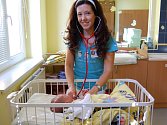 Pediatrička Victoria Sujová Chimonidesová  při vyšetřování jednoho z novorozenců v benešovské nemocnici.