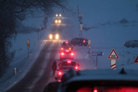 Situace na silnici II/112 z Benešova do Vlašimi v pátek 1. prosince po 16 hodině u přejezdů nedaleko Struhařova.