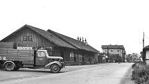 Píše se rok 1960 a z nákladové rampy ČSD sjíždí Praga RN, střední nákladní vůz vyráběný od roku 1933. Rampa i drážní sklady vzaly v roce 2019 za své kvůli stavbě parkovacího domu.