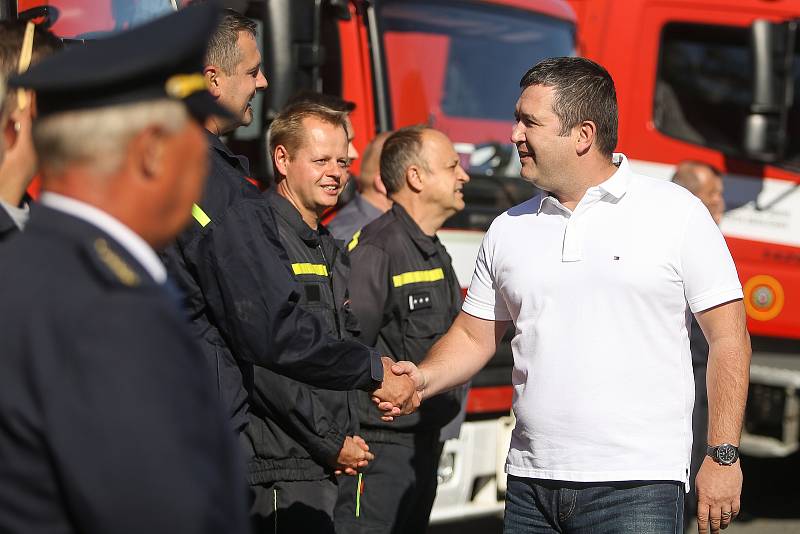 Z předávání zásahových vozidel středočeským sborům dobrovolných hasičů v Říčanech.