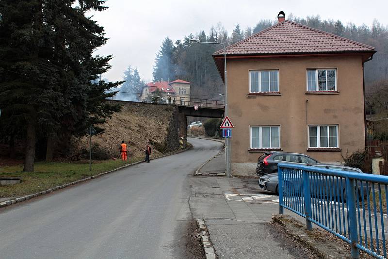 Podjezd pod železnicí s výpadovkou ze Sázavy k dálnici D1. Pohled z  Benešovské ulice.