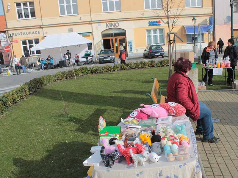 Velikonočnímu jarmárku v Neveklově přálo počasí, tak se mohl uskutečnit venku. 