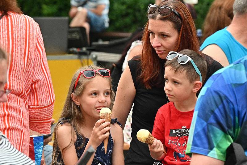 Benešov City Live: z koncertu folkové kapely Nezmaři na Masarykově náměstí v Benešově.