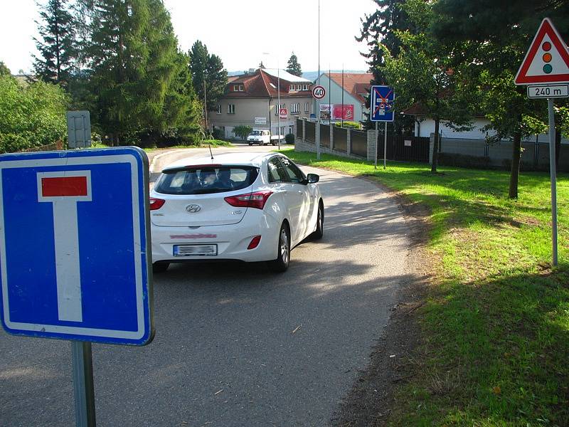 Světelná křižovatka je kvůli opravě plynovodu a později položení „tichého asfaltu" do 25. září uzavřená. Zákaz vjezdu si někteří řidiči vysvětlují flexibilně.