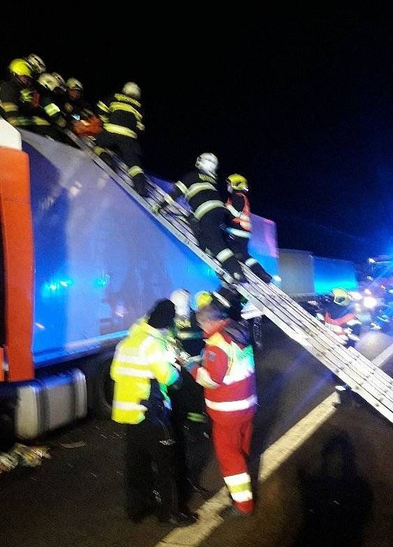 Dopravní nehoda na dálnici D1 před 73. kilometrem ve směru z Prahy do Brna v katastru obce Dunice.