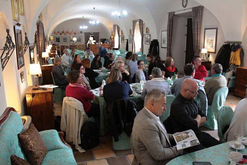 Ze setkání aktérů cestovního ruchu v turistické oblasti Posázaví v zámecké maštali v Jemništi.