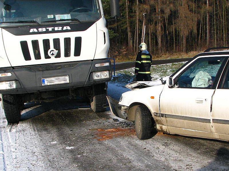 Sobotní nehoda u hájovny u křižovatky Drachkov - Božkovice - Maršovice - Vrchotovy Janovice.