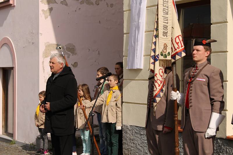 Pamětní plaketa zdobí od úterý 9. května rodný dům významného českého letce a armádního plukovníka Josefa Příhody.