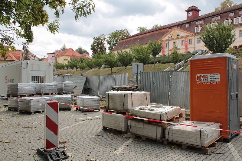 Stavba kruhové křižovatky v Týnci nad Sázavou.