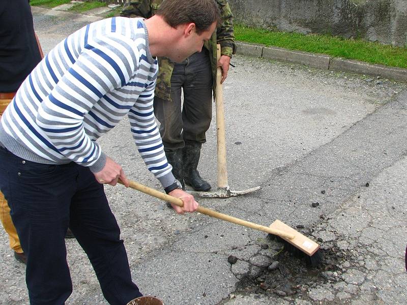 Rychlý lék na nebezpečné výtluky. Ty lze zlikvidovat kamennou drtí obalenou asfaltovou směsí s aditivy během několika minut.