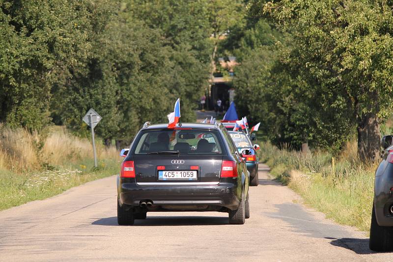 Protest proti Andreji Babišovi v době jeho svatby na Čapím hnízdě.