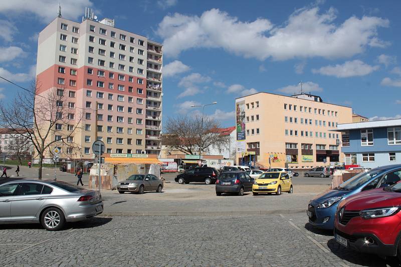Místo po zbourané tržnici ve Vnoučkově ulici na revitalizaci zatím jen čeká.