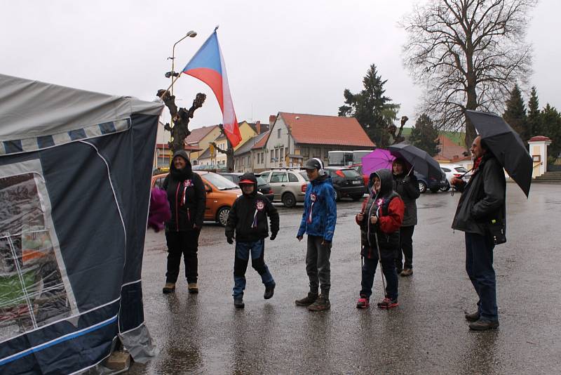 Prapor Vlasteneckého spolku pokřtil louňovický farář, slavnostního aktu se zúčastnily i zdejší ženy v krojích.