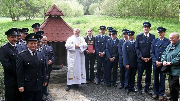 V Dalkovicích vysvětili obnovenou studánku s novou kapličkou.