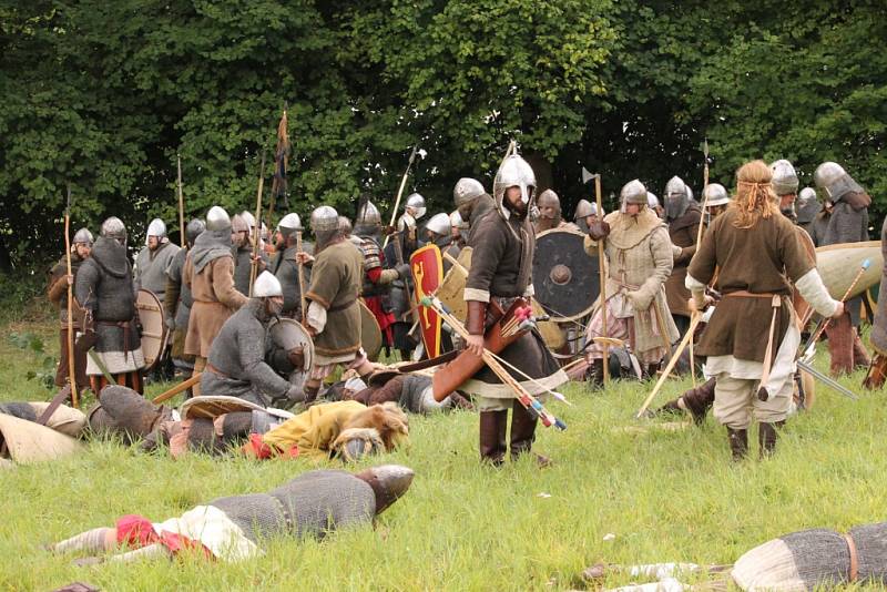 Bojovníci přesvědčivě odehráli historické bitvy, ale také na bitevním poli improvizovali.