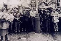 Vlasta Chromá čte na benešovském náměstí prohlášení OF při generální stávce 27. listopadu 1989.