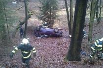 Tragická nehoda u Čechtic. Lékař po příjezdu konstatoval u vyproštěného řidiče smrt.