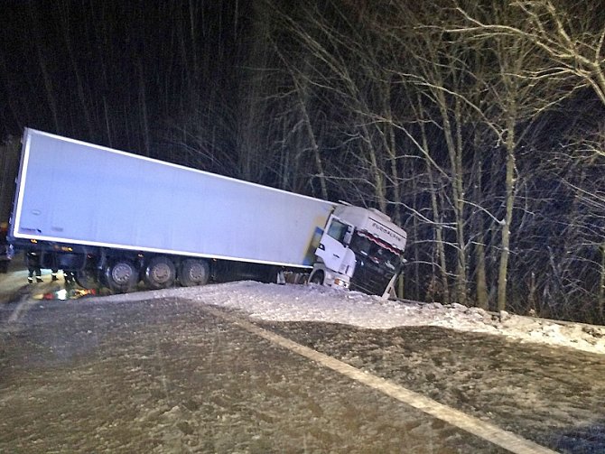 Kamion vyjel z dálnice D1 před Naháčem krátce po nedělní půlnoci.