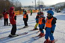 Žáci si užili sníh na lyžích.