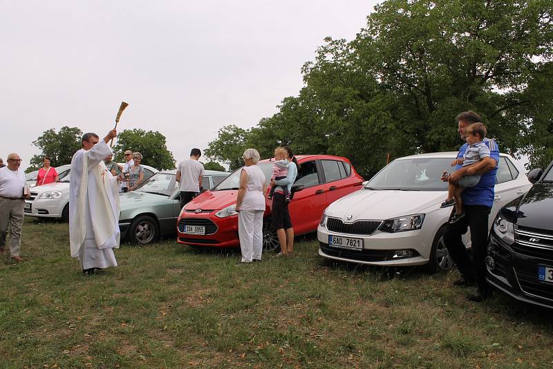 Bohoslužba a žehnání motorovým prostředkům v kostele sv. Jakuba a Filipa na Chvojně.