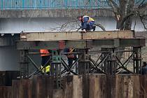 Demolici stávajícího železobetonového mostu v Sázavě předchází výstavba mostu provizorního. Díky němu bude doprava přes řeku zachována, byť s omezeními.