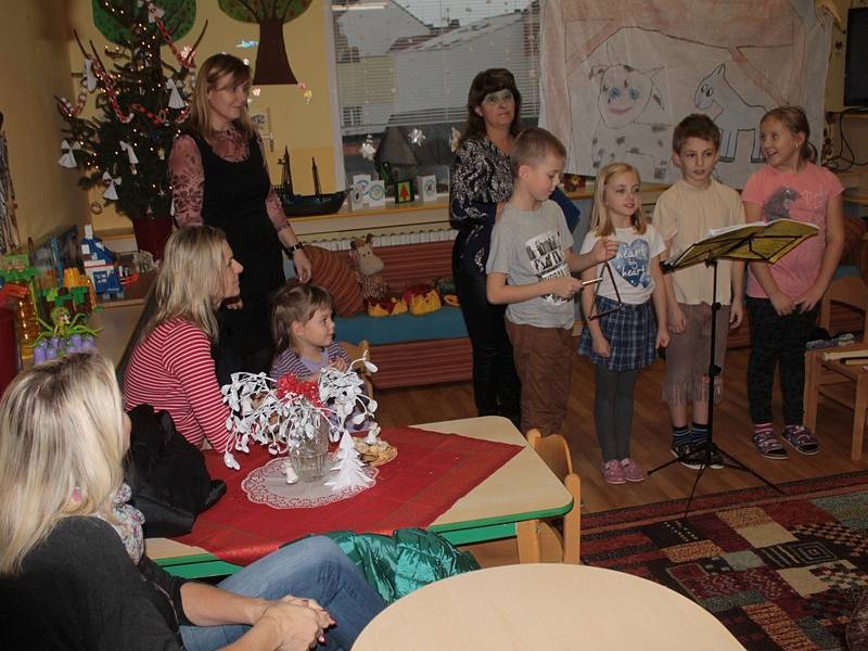 Malí muzikanti divákům zahráli a herci předvedli pásmo o biblickém příběhu narození Ježíška.