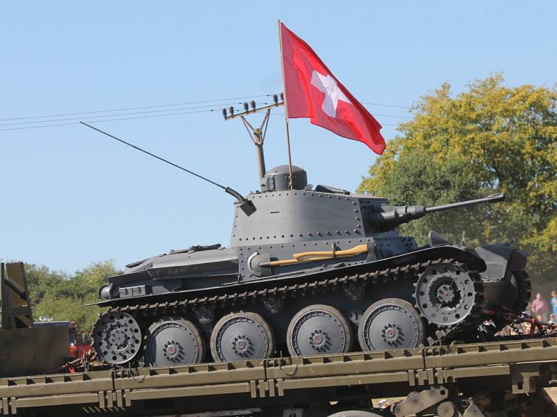 Lešanskou arénou se v sobotu na 14. Tankovém dni proháněly tanky vyráběné od třicátých let  20. století až po ty současné. 