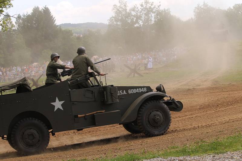 Vojenské technické muzeum se opět po roce velkolepě otevřelo veřejnosti. Dvacátou druhou sezonu zahájil průlet letounů i ukázka bitvy u Zborova.