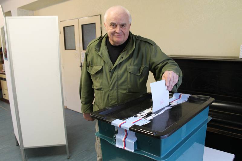 První den prezidentských voleb ve Mstěticích.