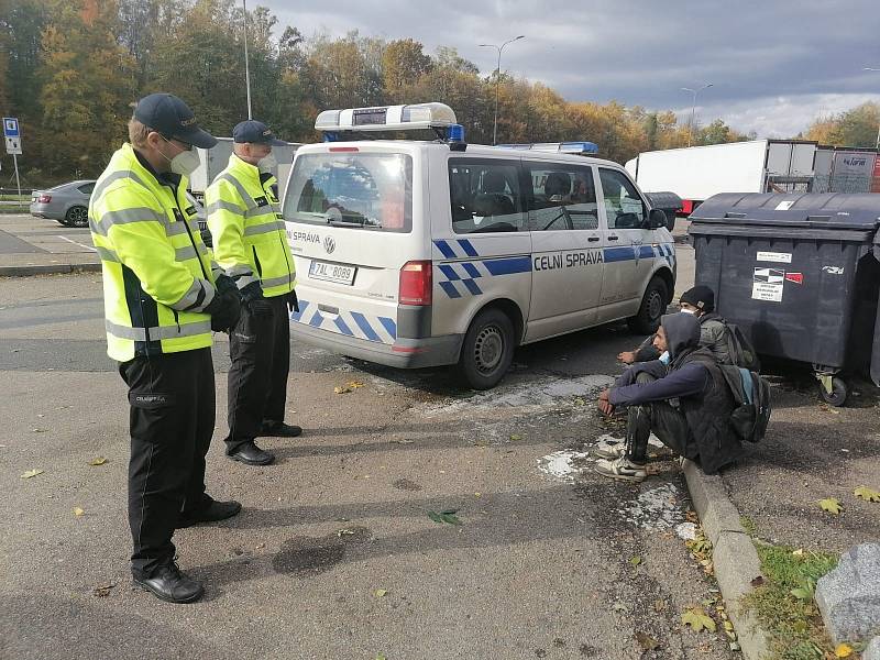 Středočeští celníci objevili dva migranty na odpočívadle Naháč na D1.