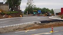 Budování okružní křižovatky na severu Benešova v úterý 4. srpna 2020.
