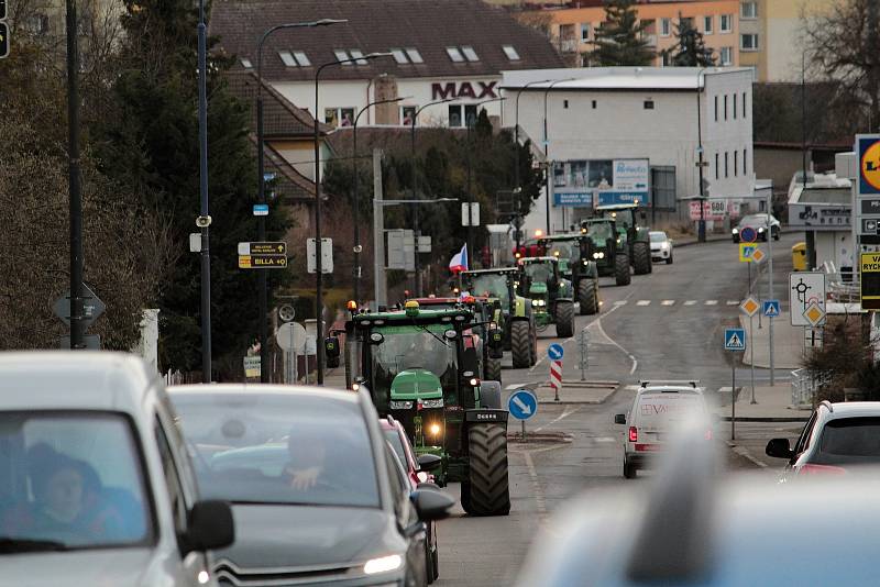 Průjezd traktorů Benešovem na protestní akci do Jesenice.