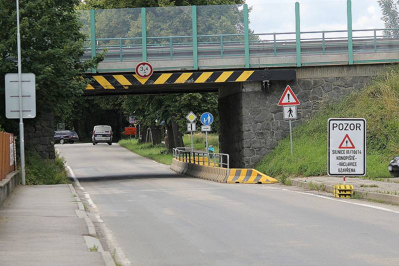 Mosty na silnici I/3 projdou do opravou která má skončit na začátku září. Poškozuje je těžká doprava na nich i pod nimi.
