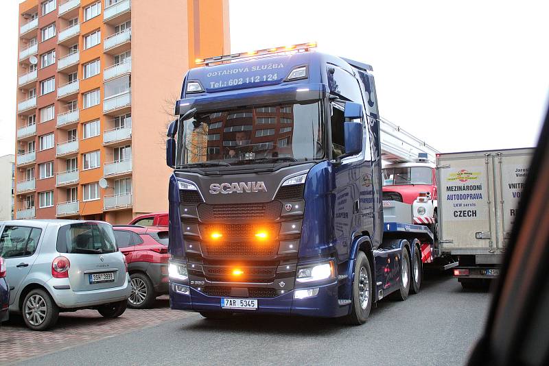 Transport požární Tatry 148 na vysokozdvižné plošině ulicemi Sázavy.