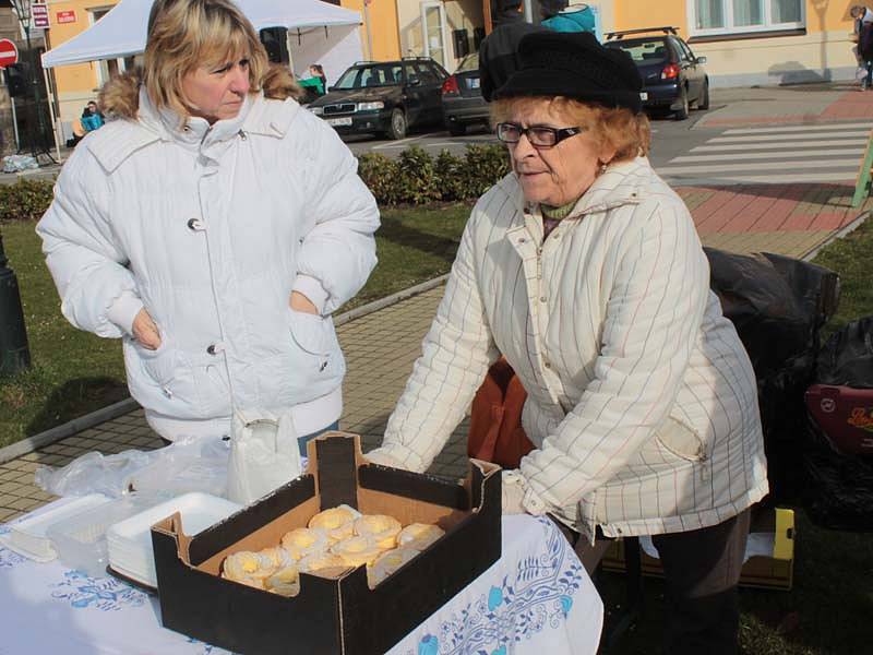 Velikonočnímu jarmárku v Neveklově přálo počasí, tak se mohl uskutečnit venku. 