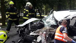 Tři lidé skončili v nemocnici, přičemž pro jednu ženu letěl vrtulník.