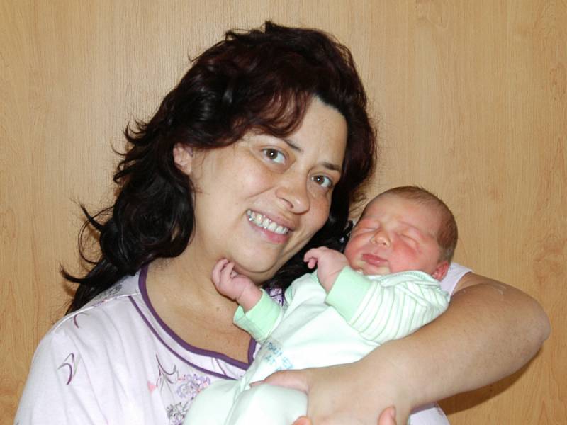 Malý Adam se narodil v úterý 26. června v 10.12. Při příchodu na tento svět vážil 4,51 kg a měřil 53 cm. Z malého chlapečka se radují rodiče Jana a Pavel Pohůnkovi z Jarkovic a sestřička Anetka (4).
