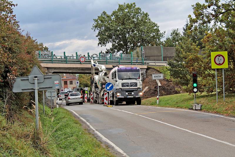 Z opravy mostu na silnici I/3 v Máchově ulici v Benešově.