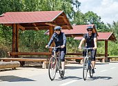 Cyklisté si Posázaví oblíbili kvůli přírodě, ale mají tu i dobré podmínky pro sportování a orientaci v krajině.