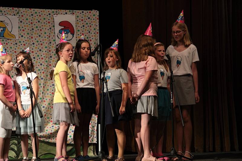 V Týnci děti přivítaly léto písničkami a divadelními pohádkami.