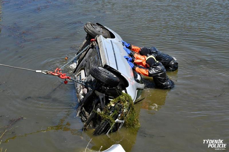 Vyprošťovat auto z vody jel k Praze jeřáb až z Benešova