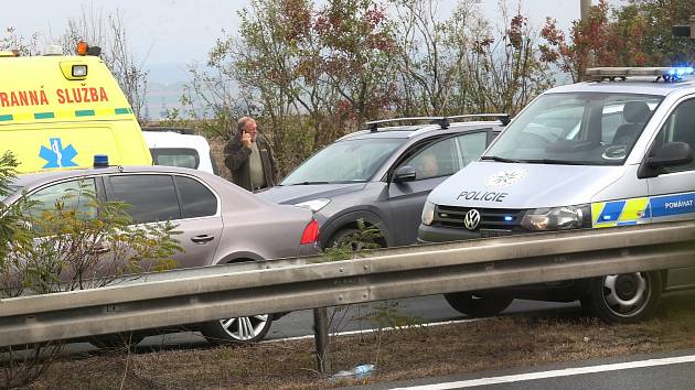 Od osobního auta se na dálnici utrhl přívěsný vozík, který pak najel do  kamionu - Benešovský deník