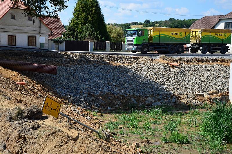 Rekonstrukce Pivovarského rybníka jde do finále, i když stavební povolení má akce až do května příštího roku. Snímek zachycuje situaci 3. září 2021.