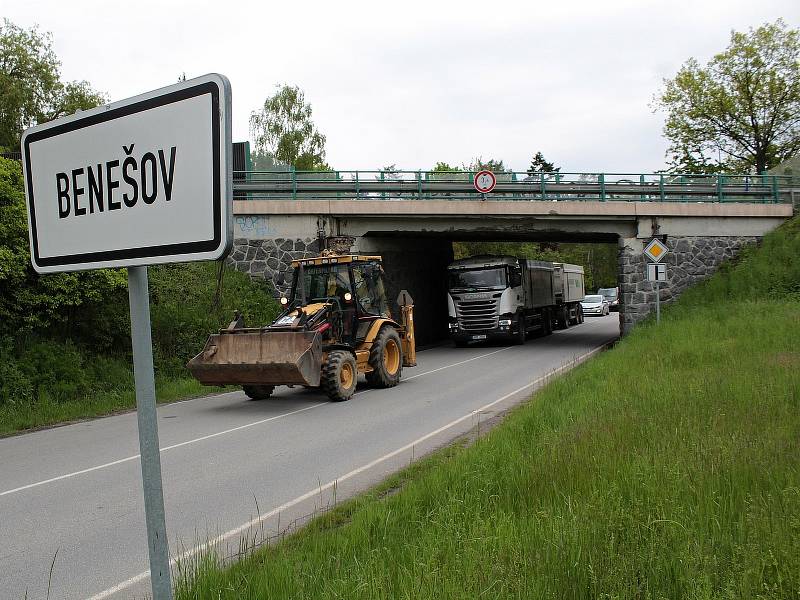 Mosty na silnici I/3 projdou do opravou která má skončit na začátku září. Poškozuje je těžká doprava na nich i pod nimi.