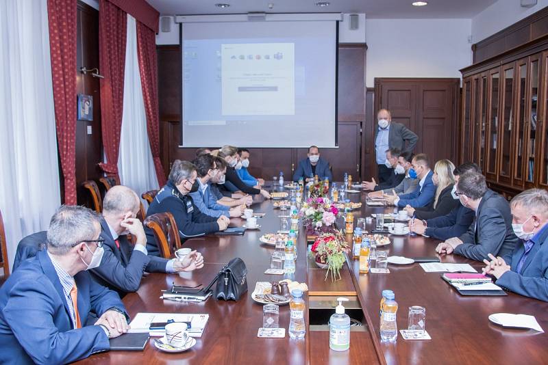 Z pracovní schůzky k zajištění lepší koordinace staveb mezi Prahou a Středočeským krajem v návaznosti na veřejnou dopravu.