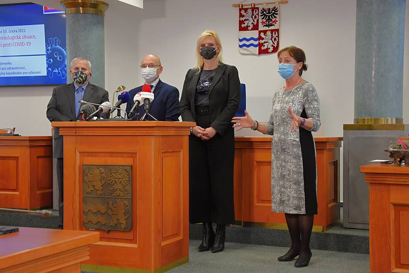 Z tiskové konference v sídle hejtmanství Středočeského kraje o novinkách kolem boje s koronavirem a očkování proti covid-19.