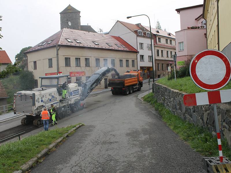 Týnecká Benešovská ulice je bez provozu, jezdí tam jen nákladní auta a fréza, která odstraňuje poškozený živičný povrch.