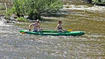 Rekreační vodáci na řece Sázavě na jezu Kaňov u Krhanic.