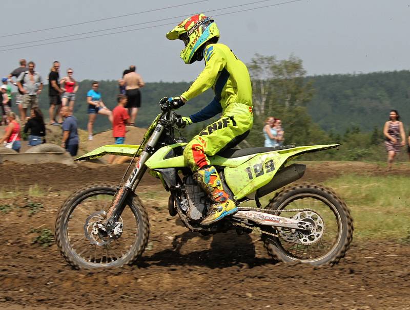 Po rozpravě s jezdci následovaly první a druhé finálové jízdy kategorií hobby MX2, veterán, hobby MX1, 85 ccm, MX2 a MX1.